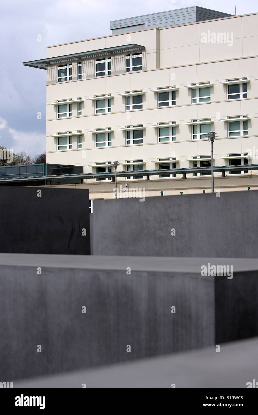 Ambasciata degli Stati Uniti a Berlino dietro le lastre in calcestruzzo del monumento al assassinato ebrei d'Europa, Germania, Europa Foto Stock