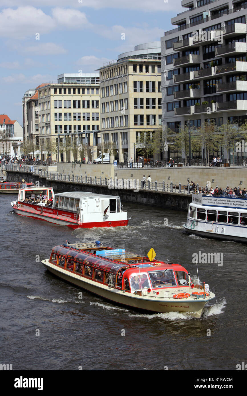 Le imbarcazioni turistiche in corso sul fiume Spree, Berlino, Germania, Europa Foto Stock
