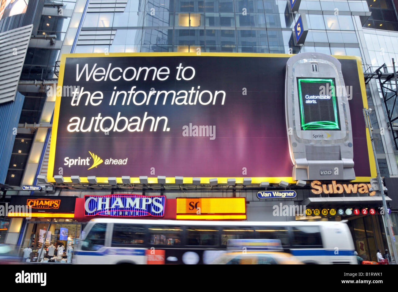 Neon pubblicità segno per Sprint Avanti Benvenuti Informazioni autobahn, Times Square Manhattan, New York City, Stati Uniti d'America Foto Stock