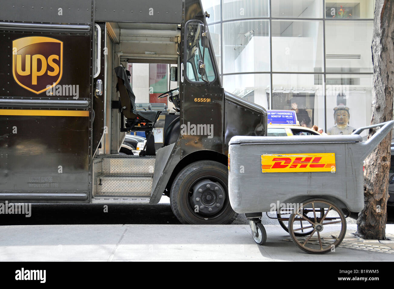 Consegna UPS van accanto a una consegna DHL Carrello, Manhattan, New York City, Stati Uniti d'America Foto Stock