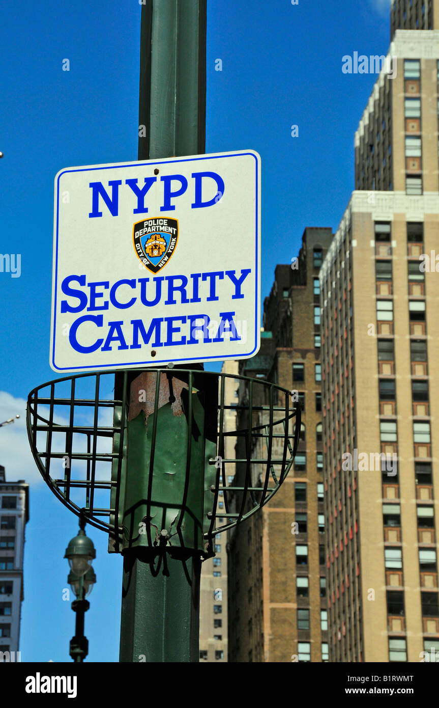 Segno di una videocamera di sicurezza della città di New York il dipartimento di polizia NYPD, Manhattan, New York City, Stati Uniti d'America Foto Stock