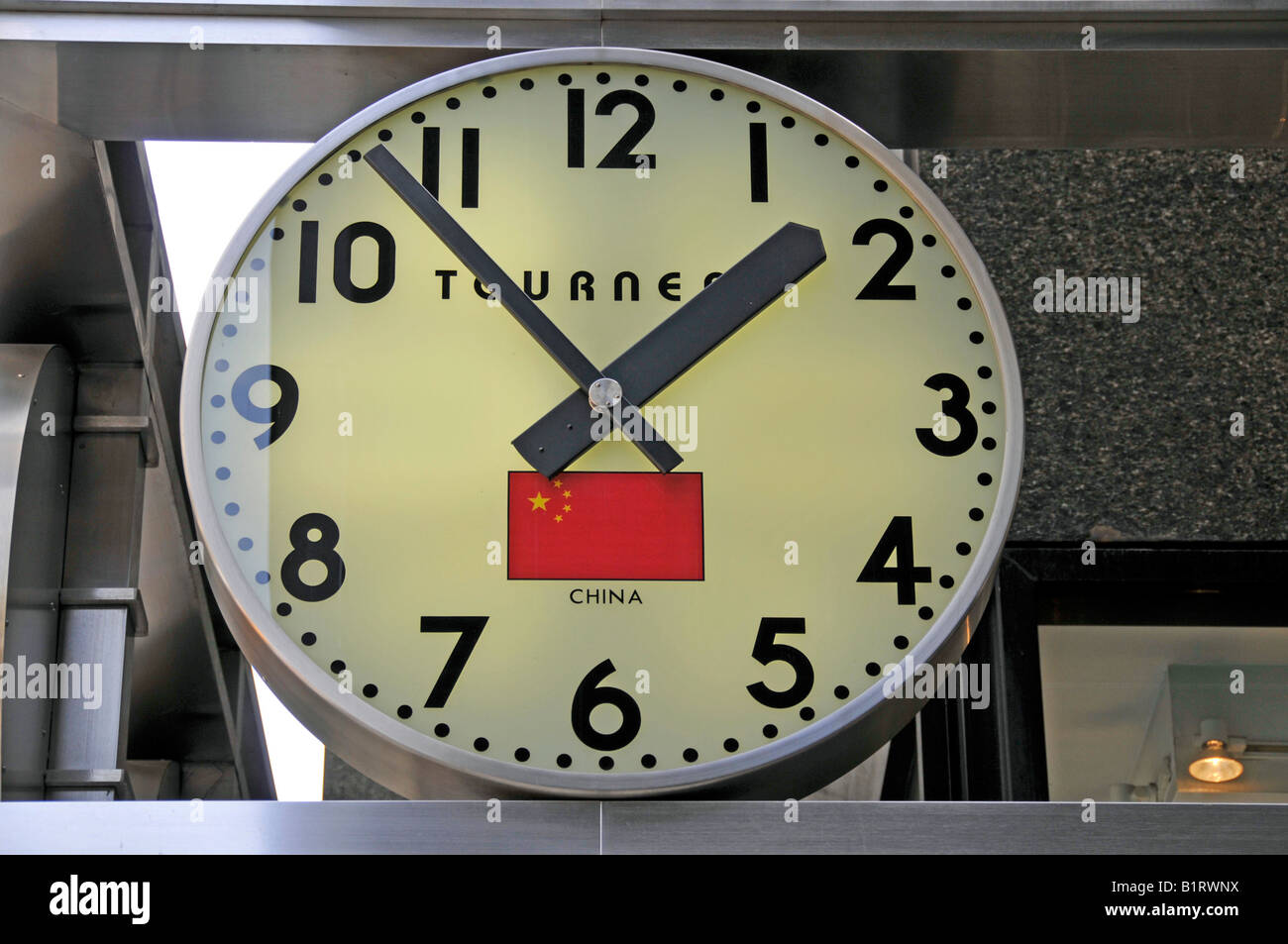 Orologio che mostra il tempo di Hong Kong, Cina, Manhattan, New York City, Stati Uniti d'America Foto Stock