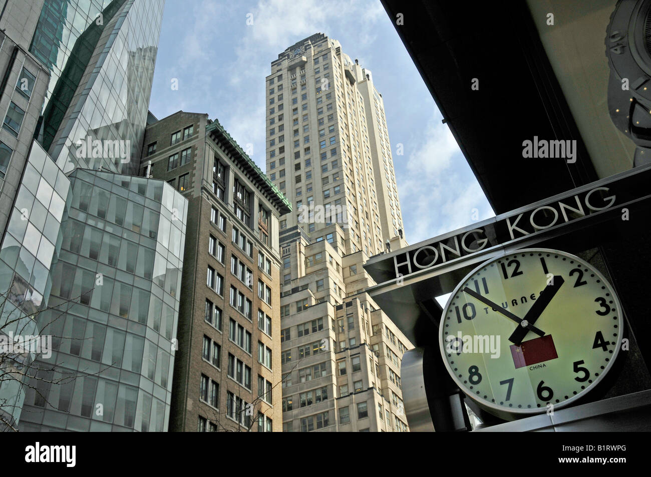 Orologio che mostra il tempo di Hong Kong, Cina, Manhattan, New York City, Stati Uniti d'America Foto Stock
