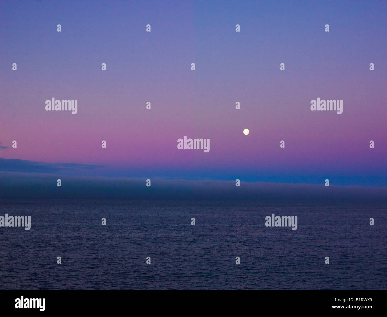 Luna sopra l Antartico o oceano meridionale vicino a isole Balleny, Antartico Foto Stock