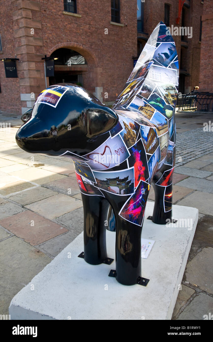 Superlambbanana sculputure davanti Granda studi TV. Albert Dock, Liverpool, Merseyside, Regno Unito. Foto Stock