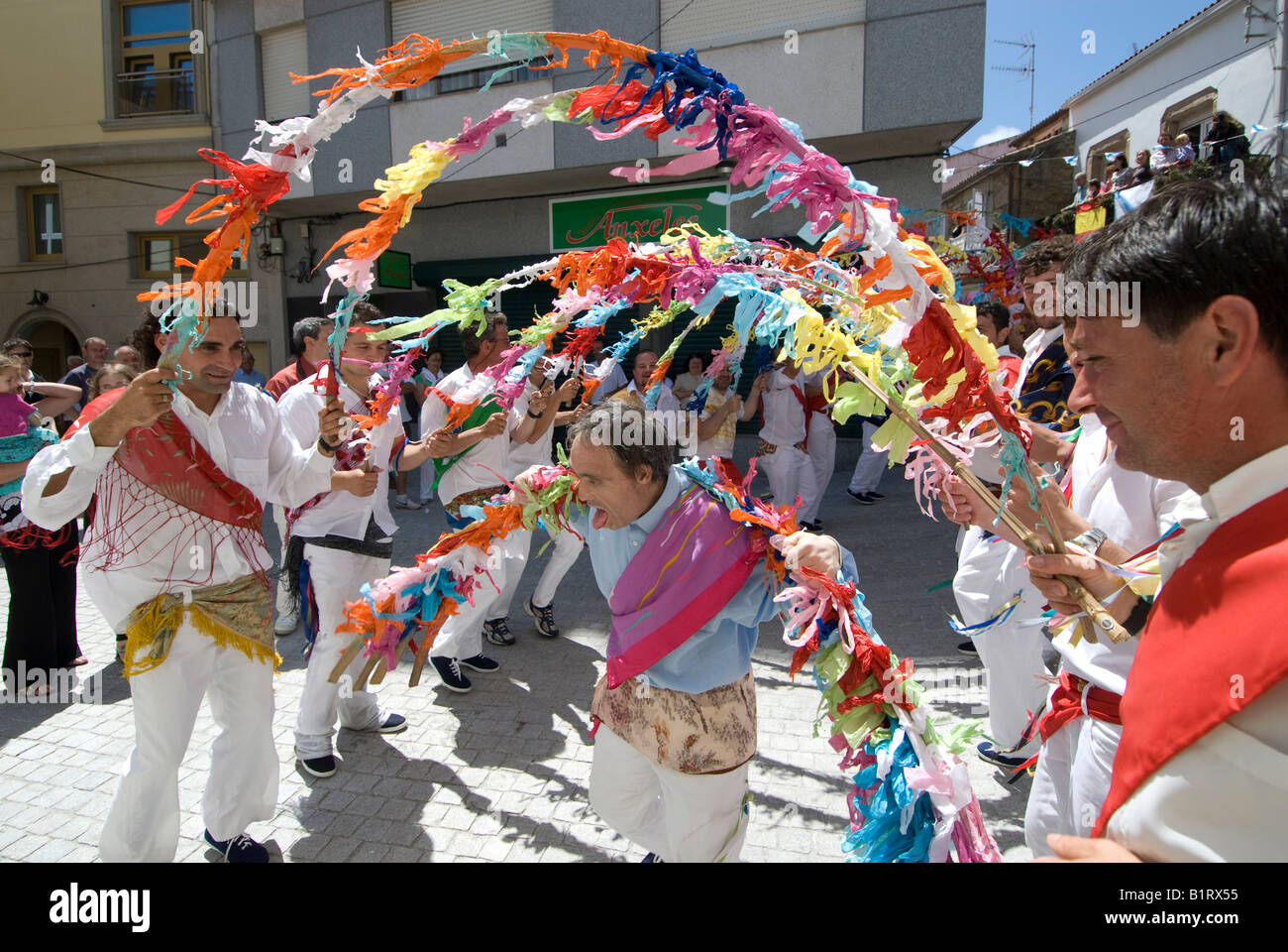 Danza de Arcos, danza sotto gli archi, i pescatori e i locali con la sindrome di down al Fiesta del Virgen del Carmen, tenutasi il Foto Stock