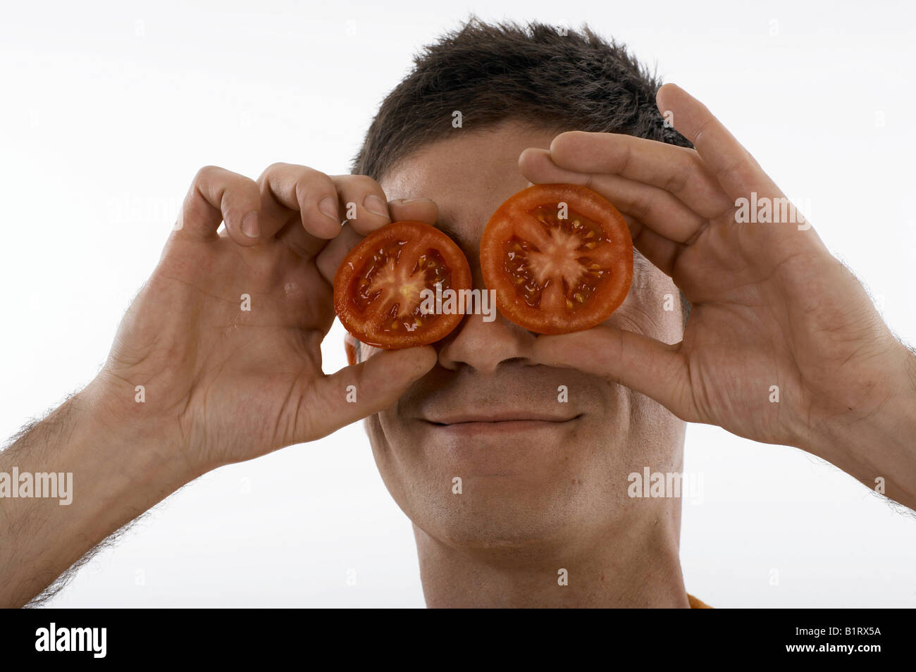 Uomo con pomodori davanti ai suoi occhi, visualizzazione di un tedesco figura del discorso Foto Stock