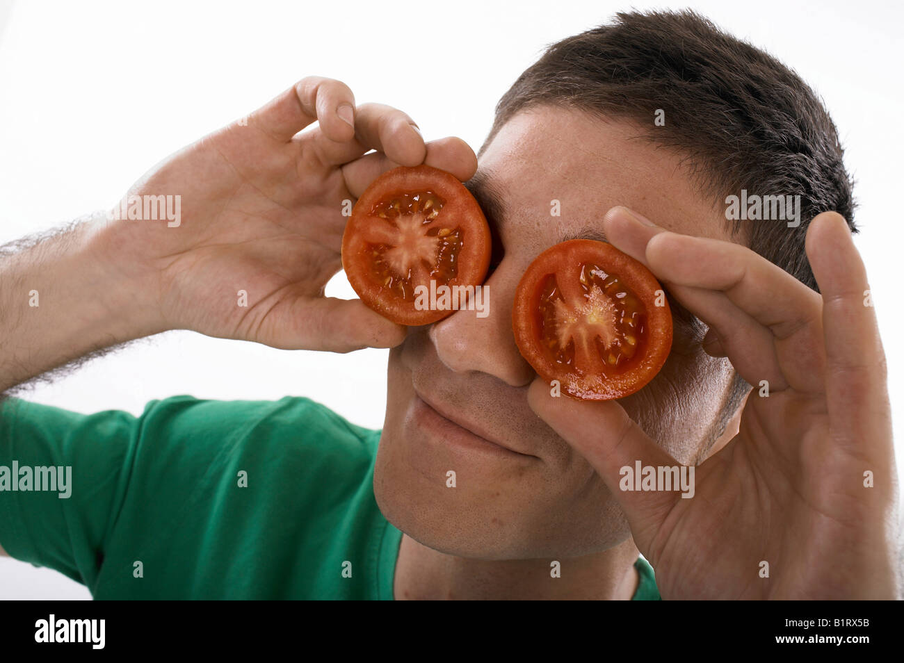 Uomo con pomodori davanti ai suoi occhi, visualizzazione di un tedesco figura del discorso Foto Stock