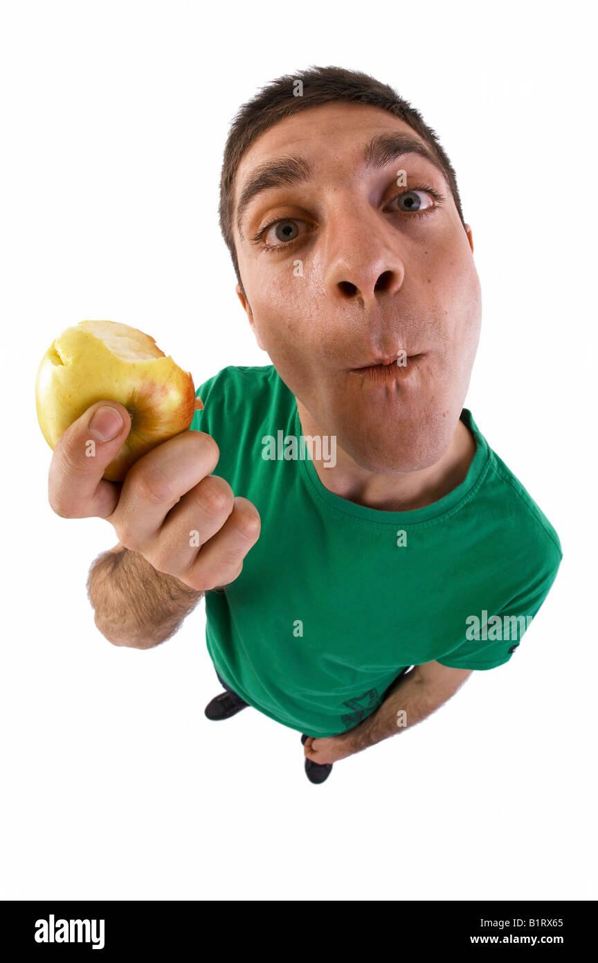 Uomo di mangiare una mela, lente fish-eye Foto Stock