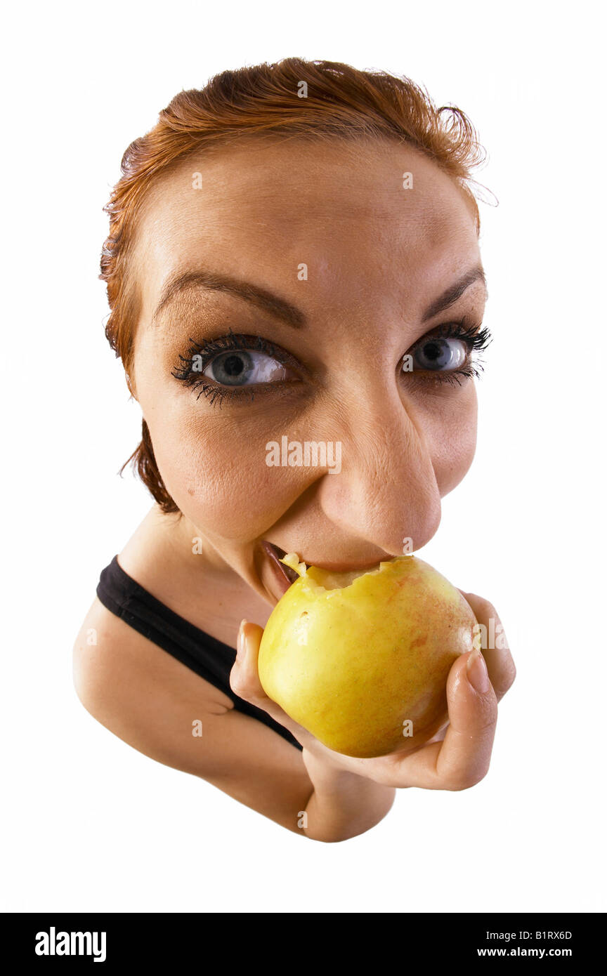 Donna di mordere in un apple, lente fish-eye Foto Stock