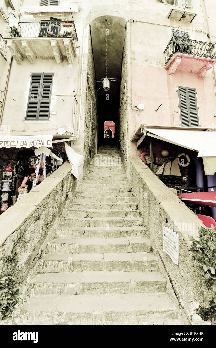 La scalinata in pietra che conduce attraverso un passaggio stretto per un vicolo di Riomaggiore, Liguria Cinque Terre, Italia, Europa Foto Stock
