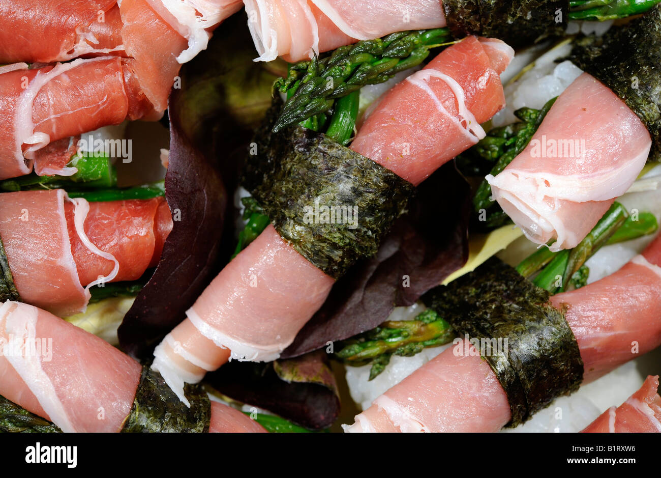 Il nigiri sushi con prosciutto crudo Foto Stock