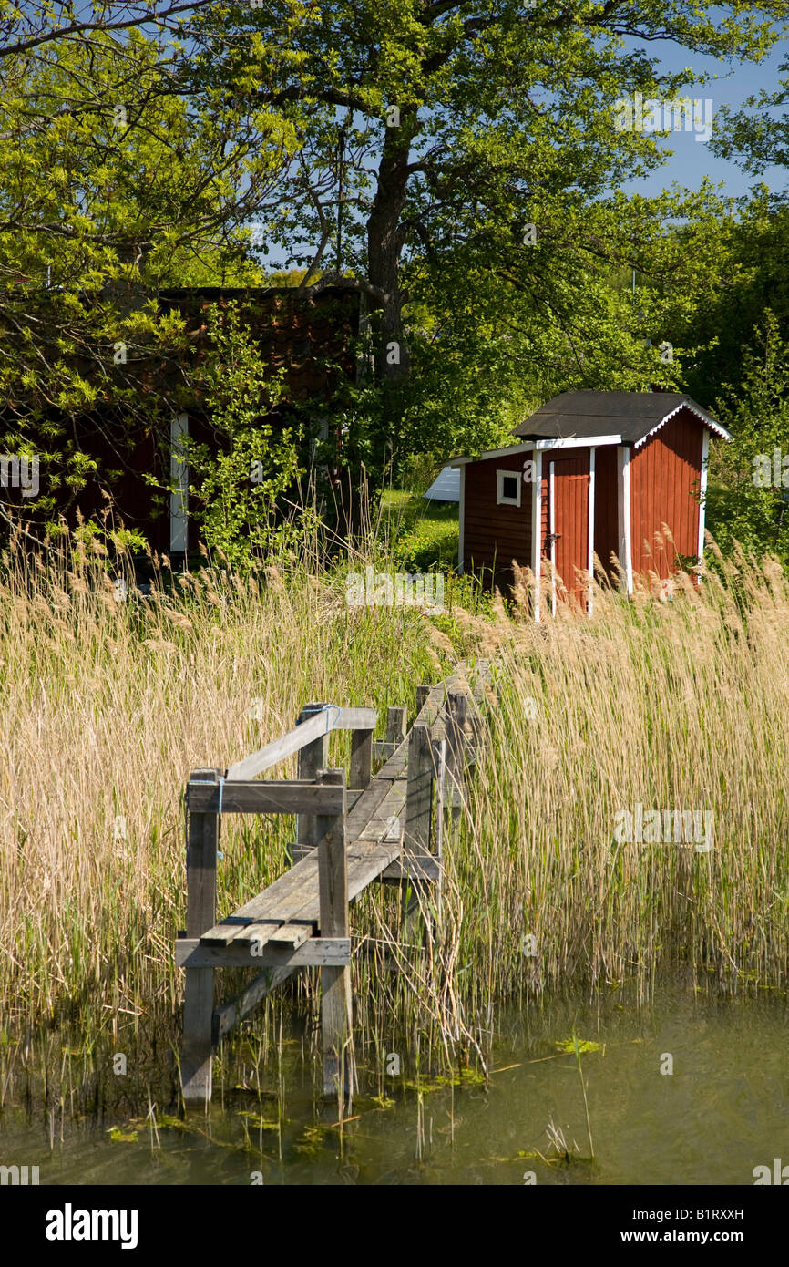 Barca capannone dipinto nella tipica svedese di falun colore rosso, Resaroe, Svezia, Scandinavia, Europa Foto Stock
