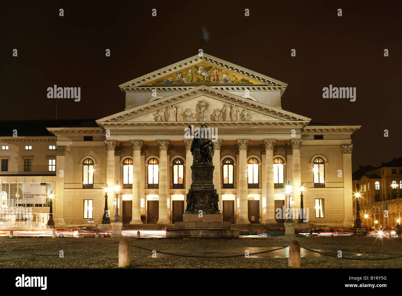 Teatro Nazionale e Max I. Joseph monumento, Max-Joseph-Platz, Monaco di Baviera, Germania, Europa Foto Stock