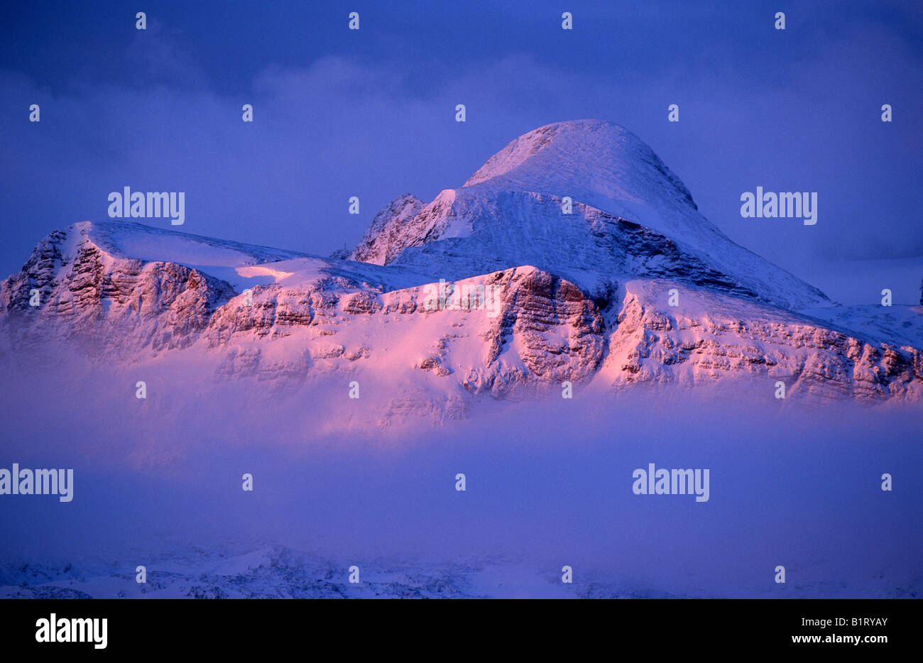 Pink sunrise su 2479m alto Permuthwand, Suedwiener Huette, Radstaedter Tauern Pass, Salisburgo, Austria Europa Foto Stock