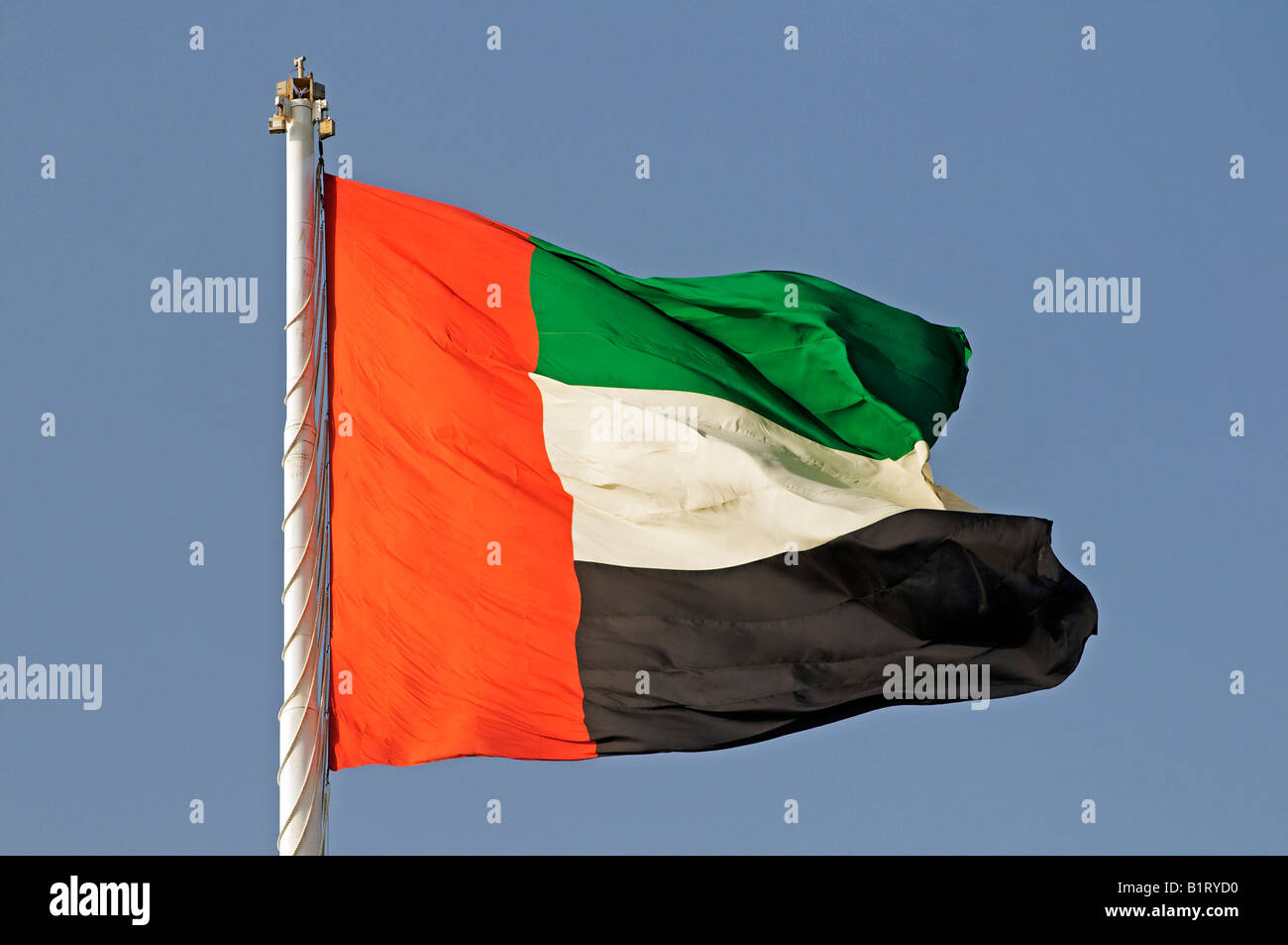 Più alto pennone del mondo con Bandiera degli Emirati Arabi Uniti, frangionde, Abu Dhabi, Emirati Arabi Uniti, Asia Foto Stock