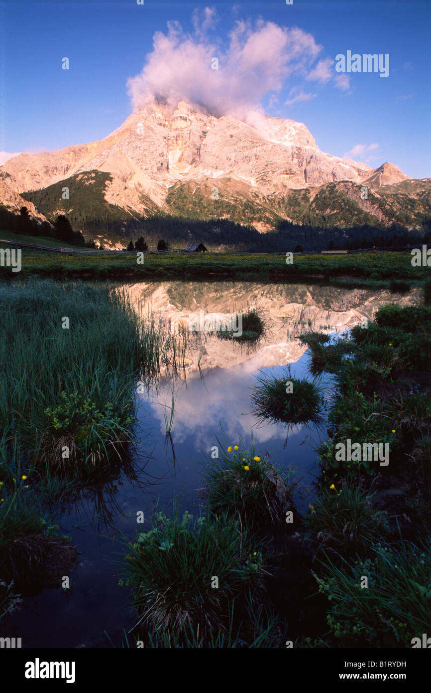 Hohe Gaisl Mountain riflesso in uno stagno, Dolomite Mountain Range, Alto Adige, Italia, Europa Foto Stock