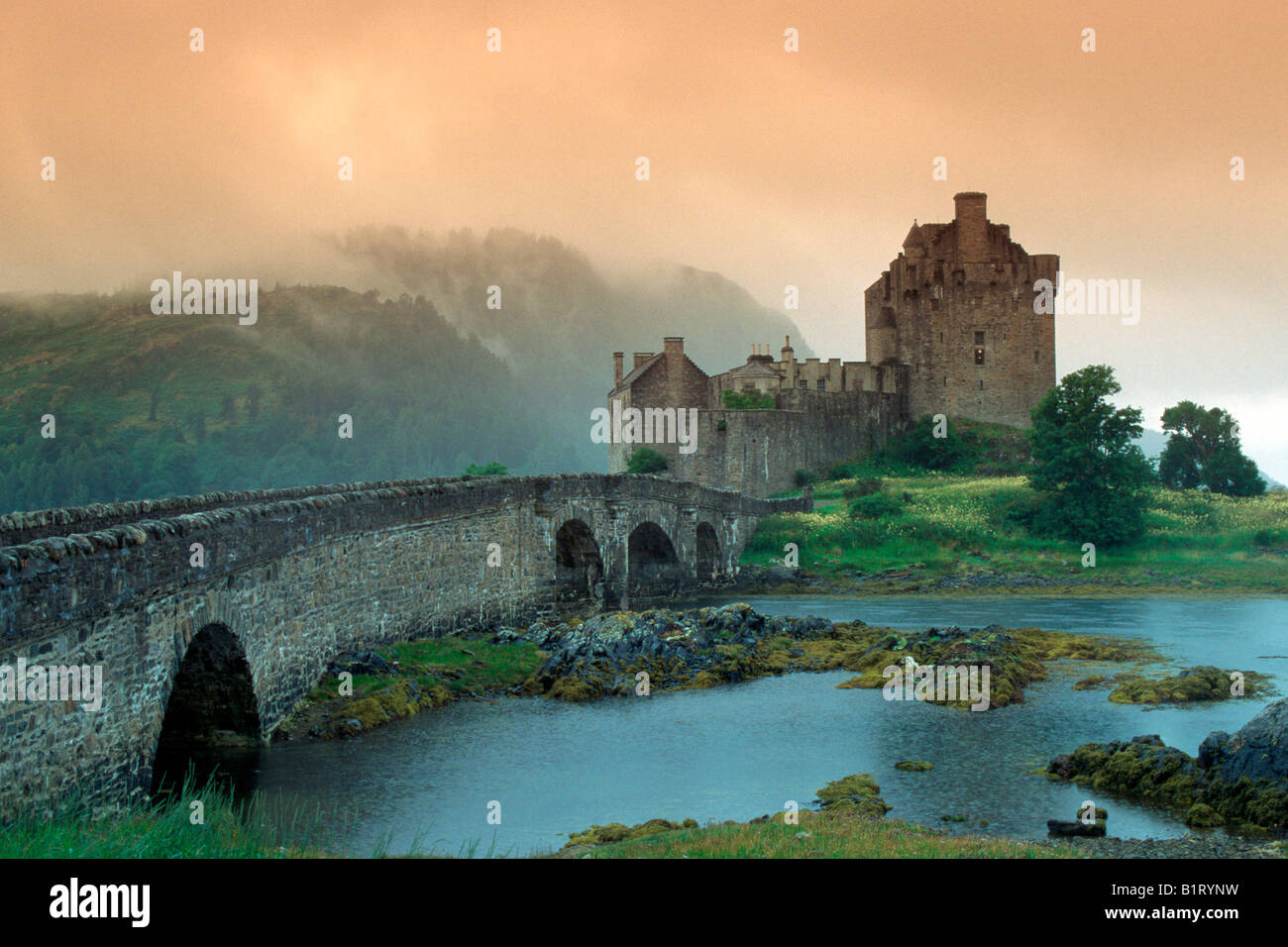 Eilean Donan Castle e Loch Duich, Highlands Occidentali, vicino all'Isola di Skye in Scozia, Europa Foto Stock