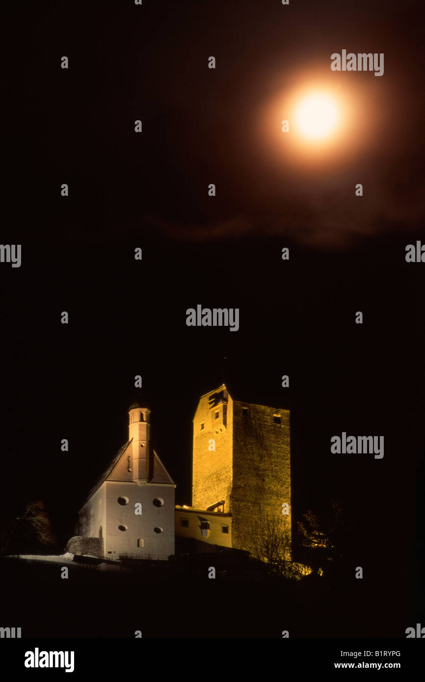 Il castello di Freundsberg sotto una luna piena, Schwaz, in Tirolo, Austria, Europa Foto Stock