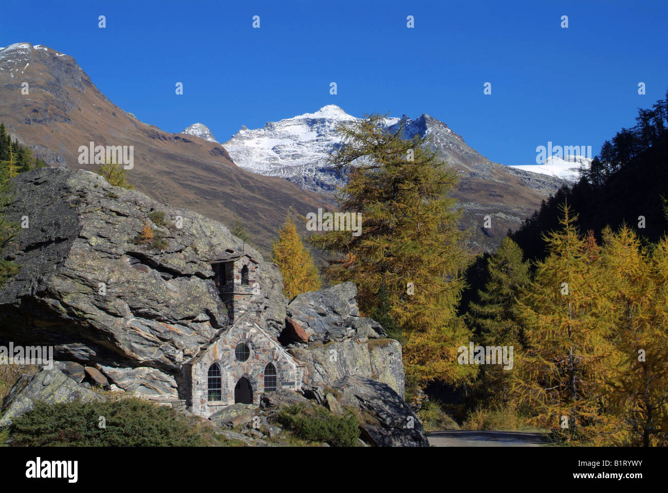 Cappella rupestre vicino Innergschloess davanti a Mt. Riegelturm e Mt. Daber Koegele, Parco Nazionale degli Hohe Tauern, Tirolo, Austria, UE Foto Stock