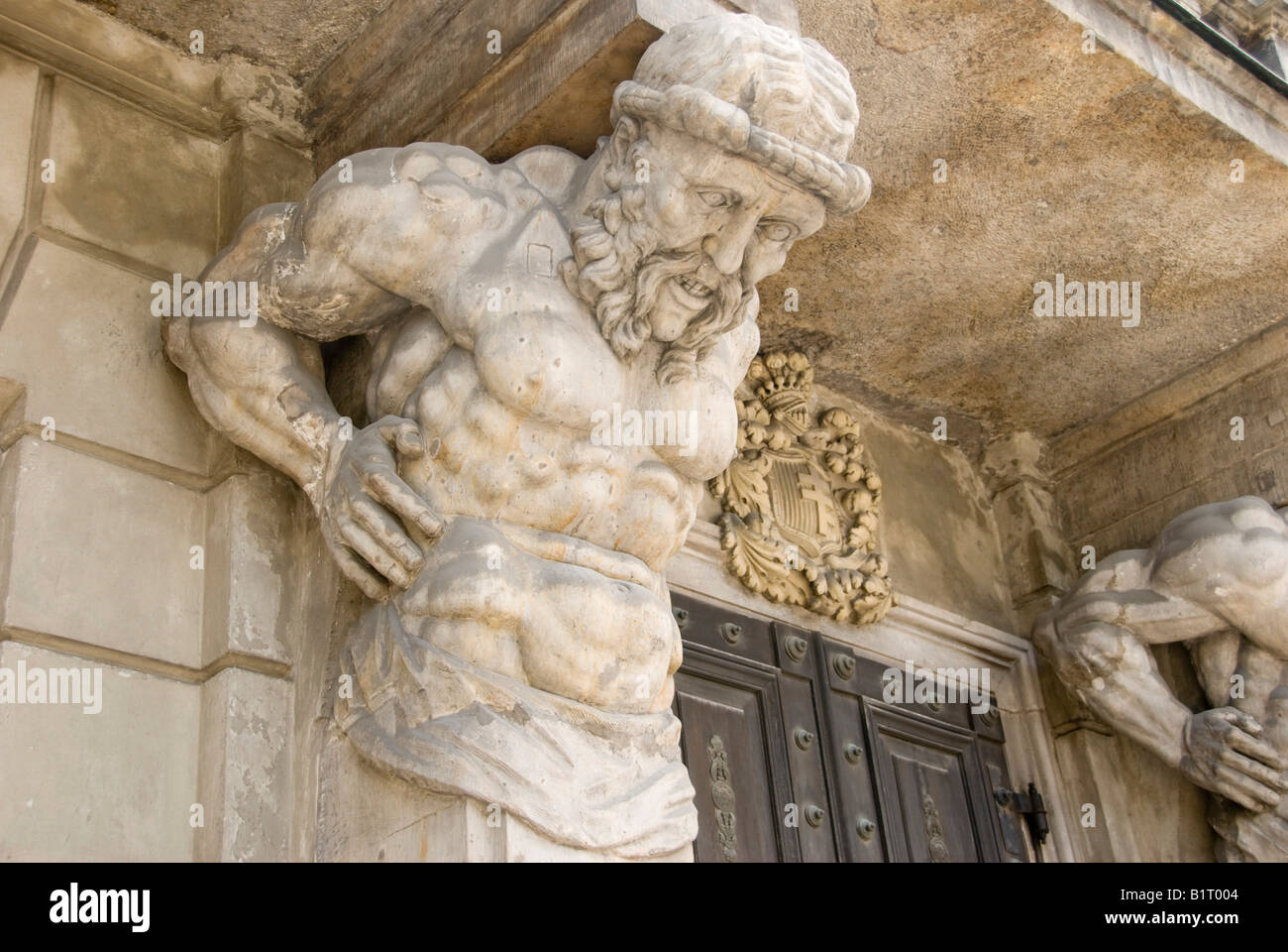 Statua di Pietra di supporto di un balcone, Varsavia, Polonia, Europa Foto Stock