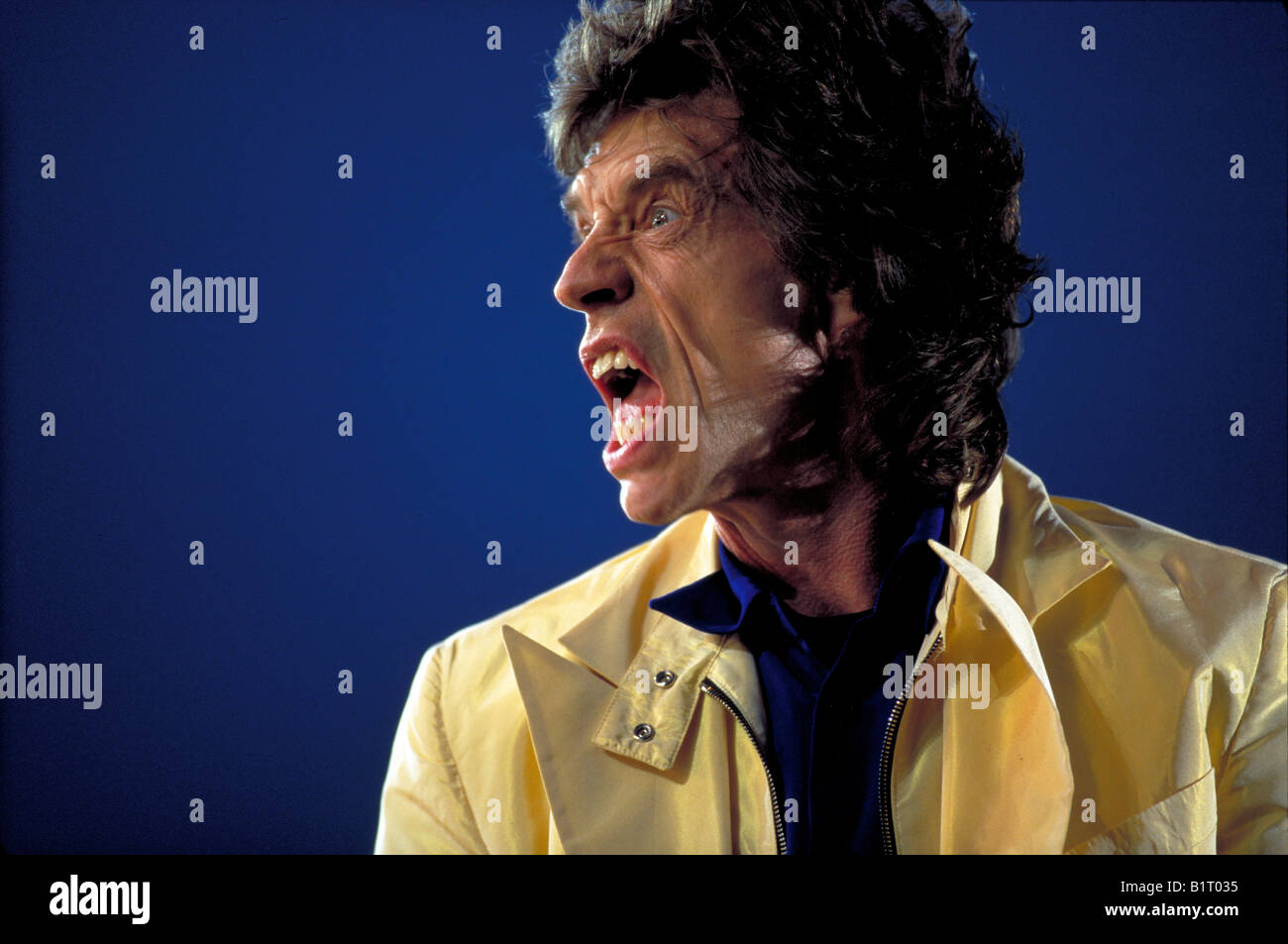 Mick Jagger dei Rolling Stones dal vivo sul palco del Don Valley Stadium, Sheffield UK. Il Voodoo Lounge Tour. Foto Stock