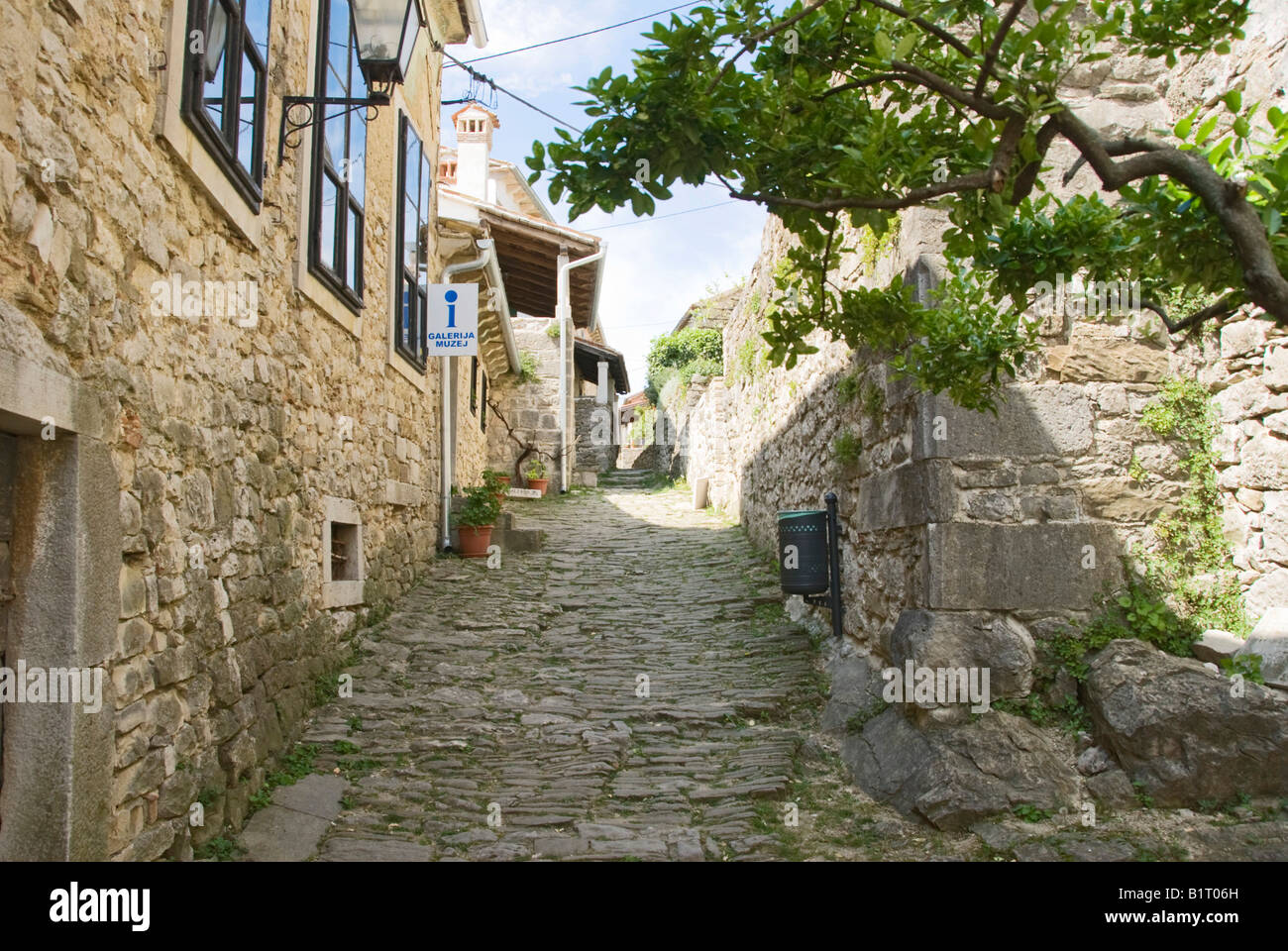 Più piccolo paese nel mondo, 20 abitanti, ronzio, Istria, Croazia, Europa  Foto stock - Alamy