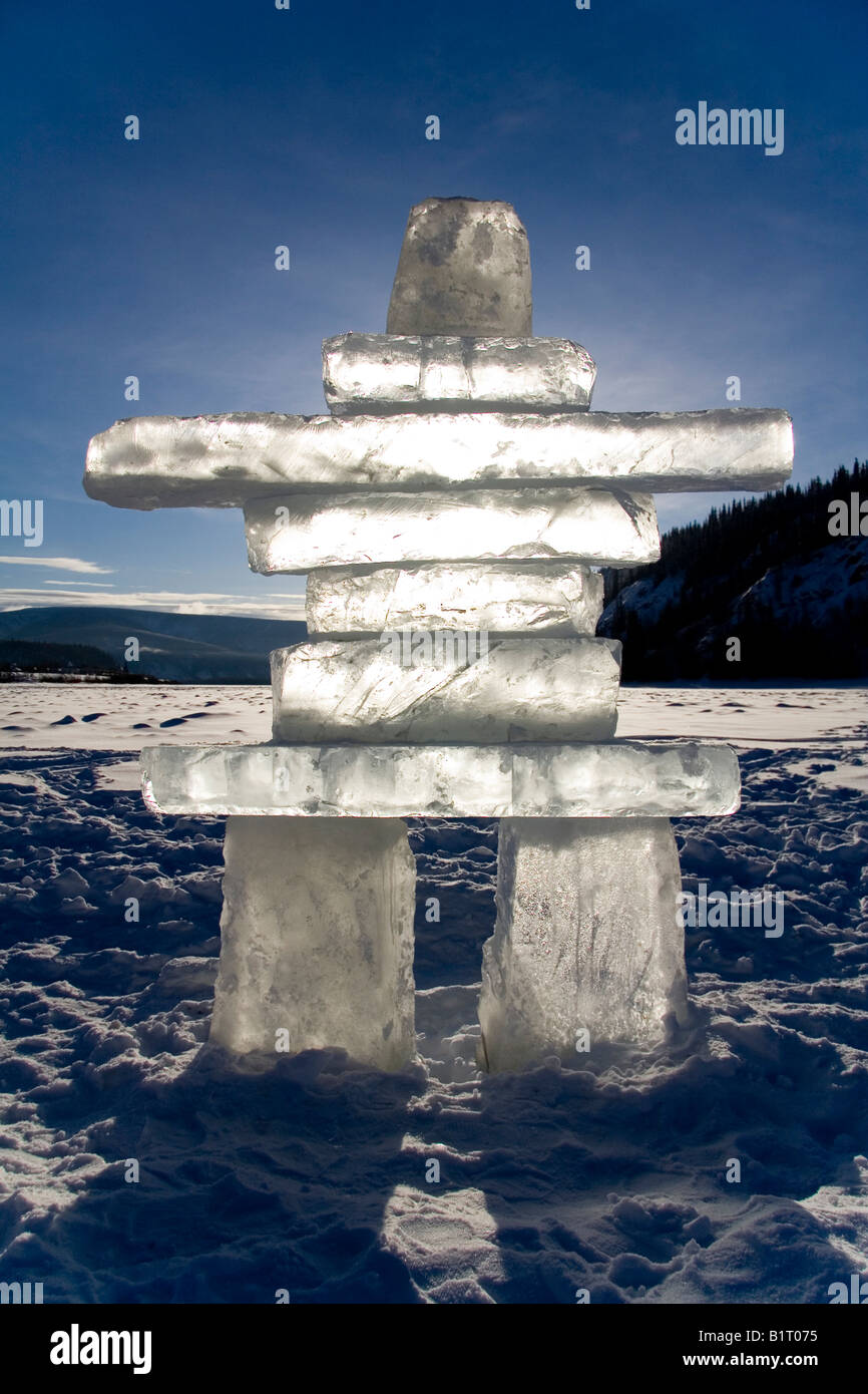 Il ghiaccio la figura di un uomo, inukshuk sulla congelati Yukon River, Dawson City sul retro, Yukon Territory, Canada, America del Nord Foto Stock