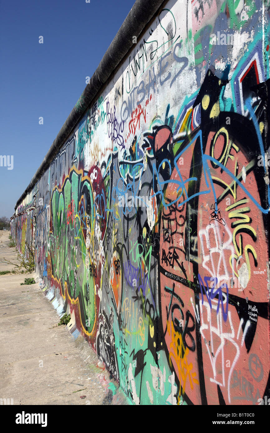 Muro di Berlino coperto di graffiti presso la Galleria Eastside, Berlino, Germania, Europa Foto Stock