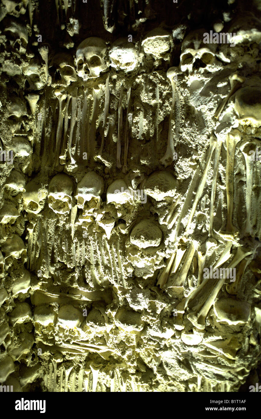 Decorato con resti umani nella Cappella delle Ossa, Evora, Alentejo, Portogallo, Europa Foto Stock