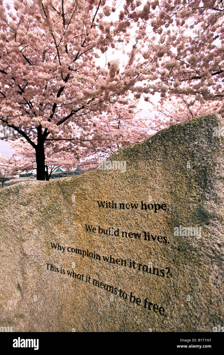 Dettaglio della pietra iscrizione presso il giapponese storico americano Plaza Tom McCall Waterfront Park Portland Oregon Foto Stock