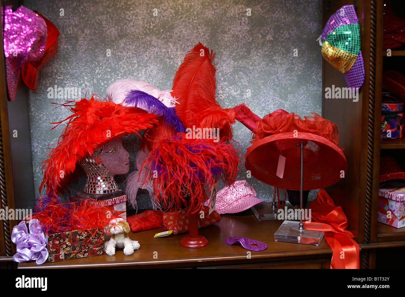 Selvaggina di penna il cappello rosso, viola accessori in Red Hat la società Shop Foto Stock