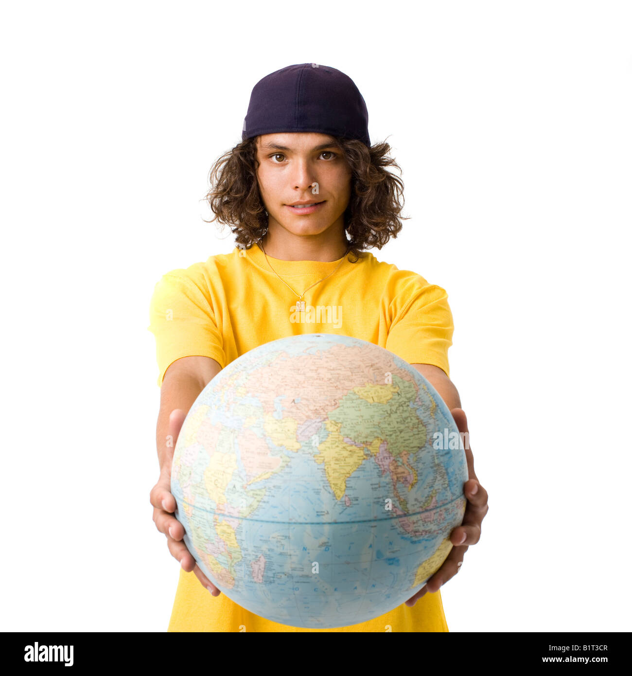 Un ragazzo con un tappo tiene fuori un globo Foto Stock