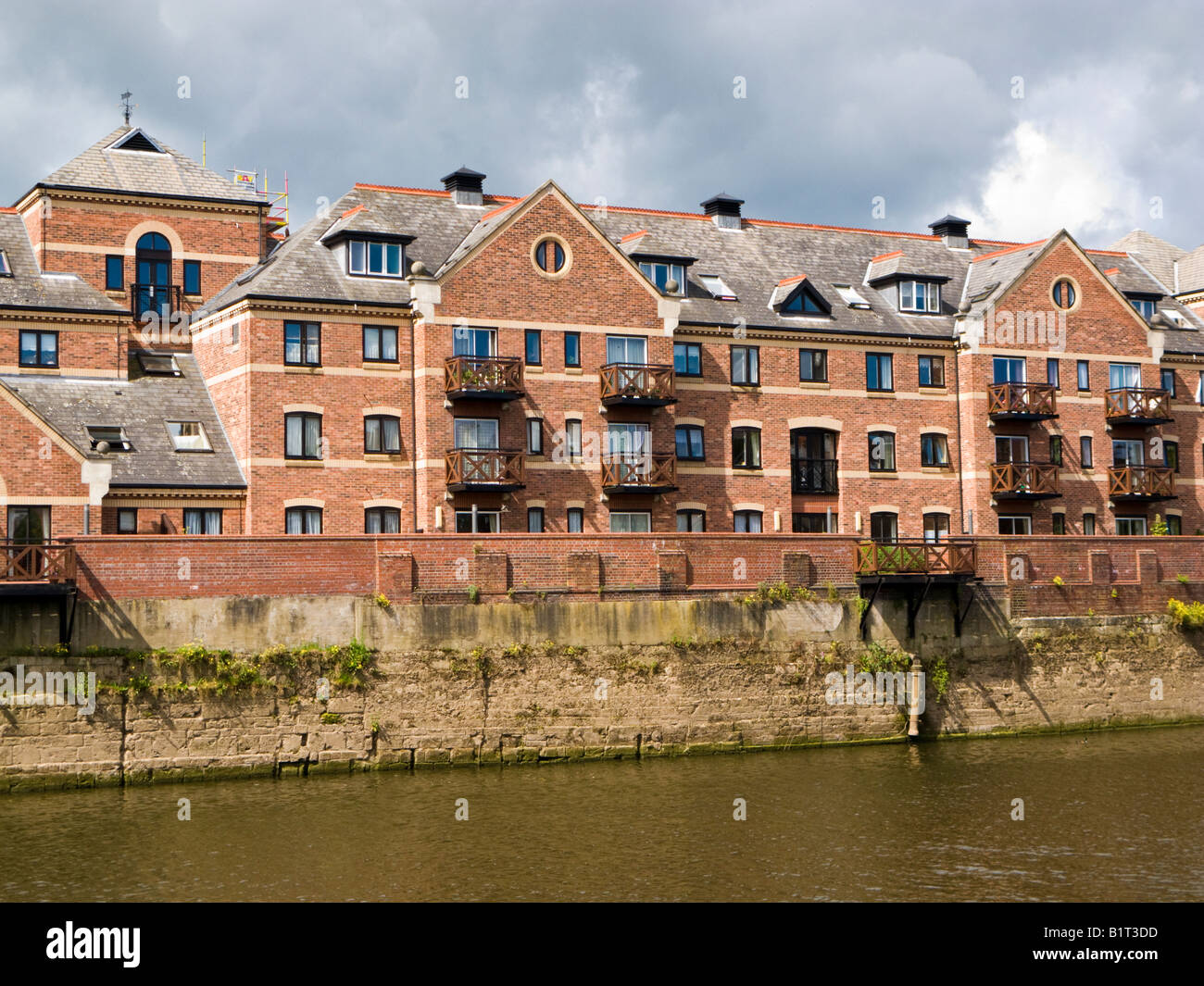 Ristrutturato magazzini realizzato in Riverside Appartamenti Appartamenti sul fiume Ouse nel centro di York, England, Regno Unito Foto Stock