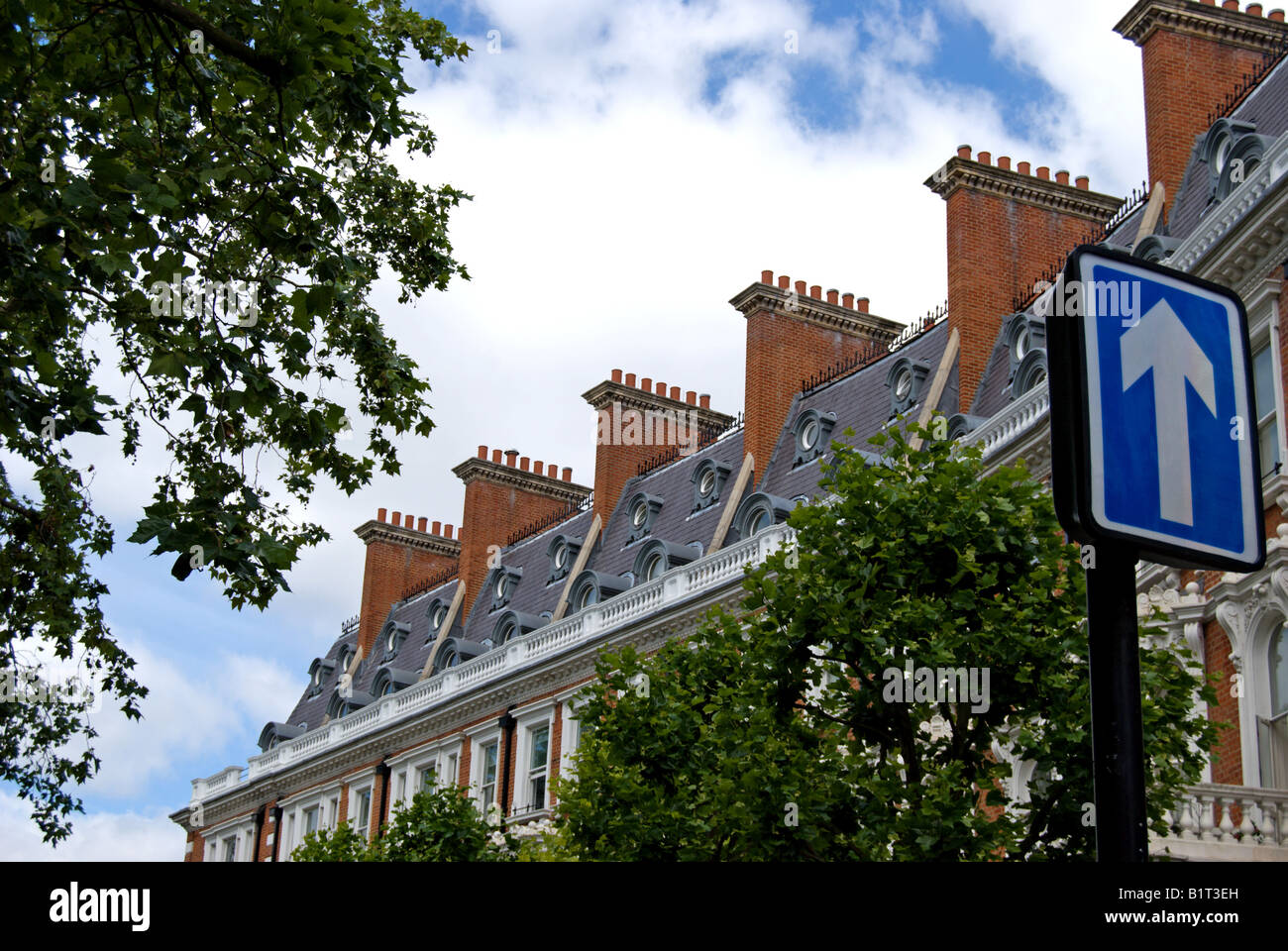 Circolare finestre dormer, balaustre, e i camini di mattoni sono le caratteristiche di questo distintivo del XIX secolo sul tetto di Londra Foto Stock