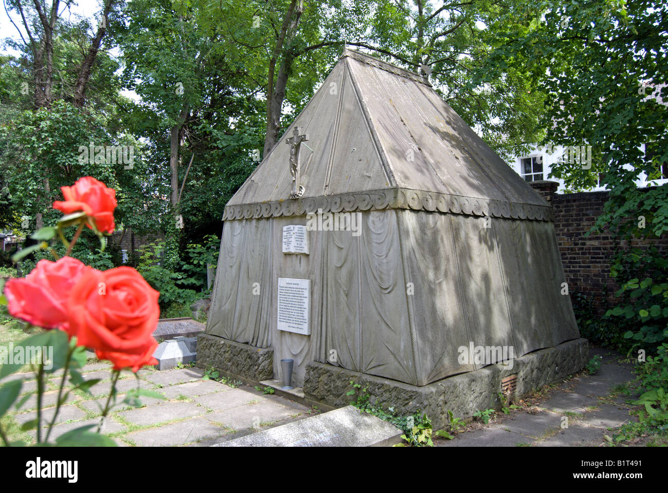 Tenda di pietra mausoleo di Sir Richard Burton nei giardini della chiesa di Santa Maria Maddalena, mortlake, Inghilterra Foto Stock