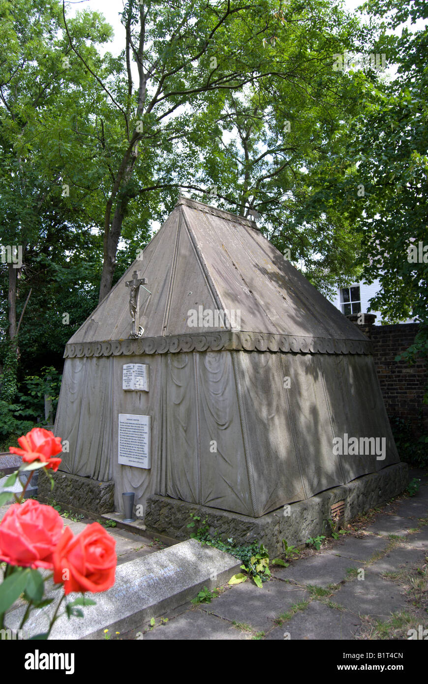 Tenda di pietra mausoleo di Sir Richard Burton nei giardini della chiesa di Santa Maria Maddalena, mortlake, Inghilterra Foto Stock