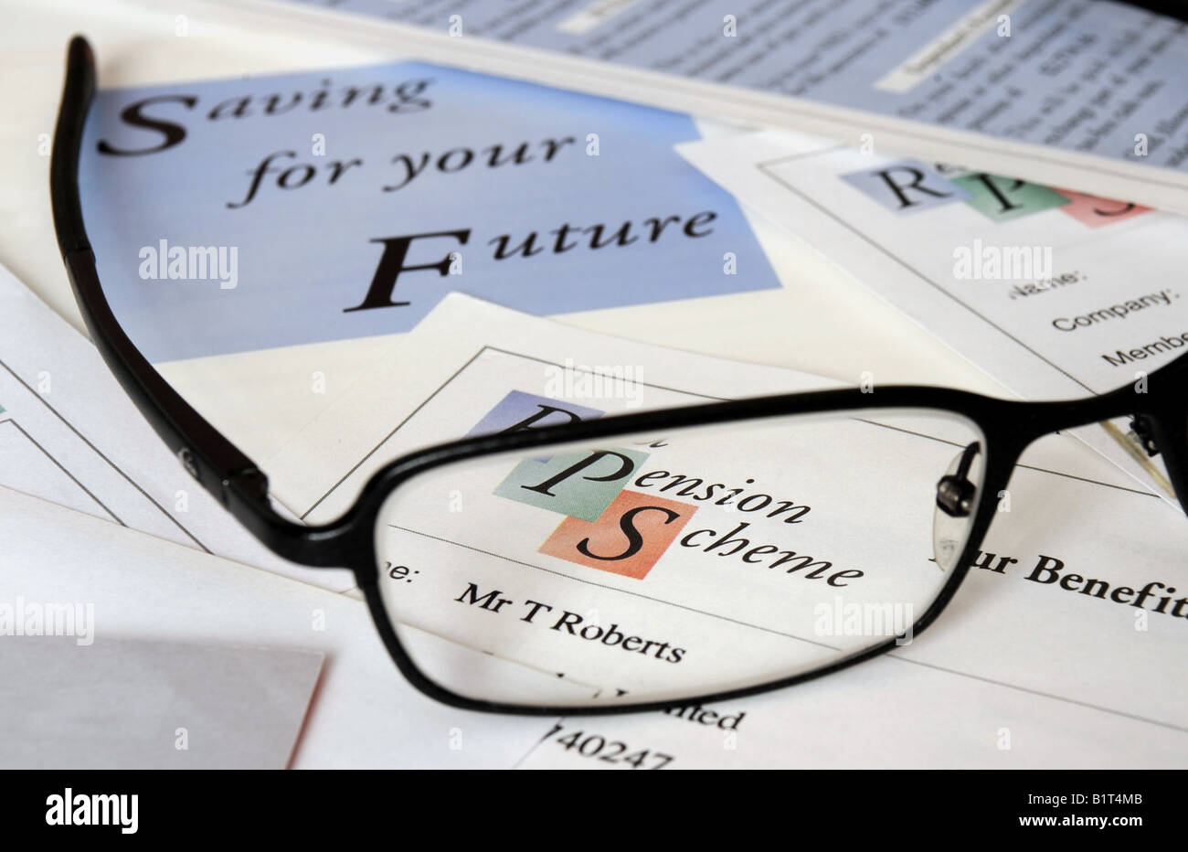 BRITISH COMPANY PRIVATE schema pensionistico documenti con occhiali ri redditi da risparmio recessione salari di denaro contante ETC,UK. Foto Stock