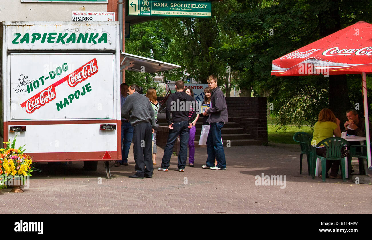 La gente in coda a un hot dog stallo in Polonia Foto Stock