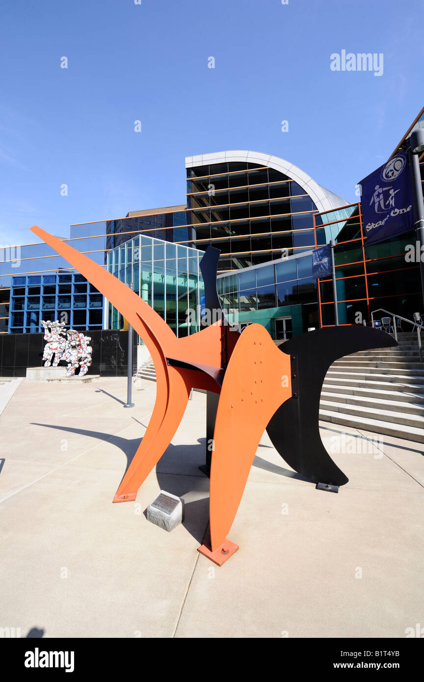 Red Feather 1975 da Alexander Calder al Kentucky Center in downtown Louisville Kentucky KY Foto Stock