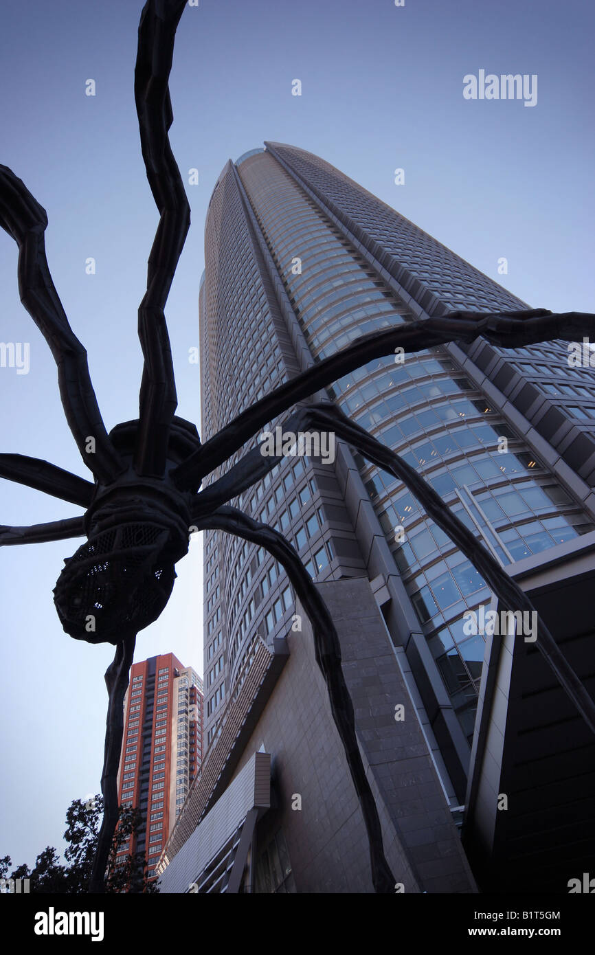 Roppongi Hills complesso Mori Tower Building & Maman Spider scultura Tokyo Giappone Foto Stock