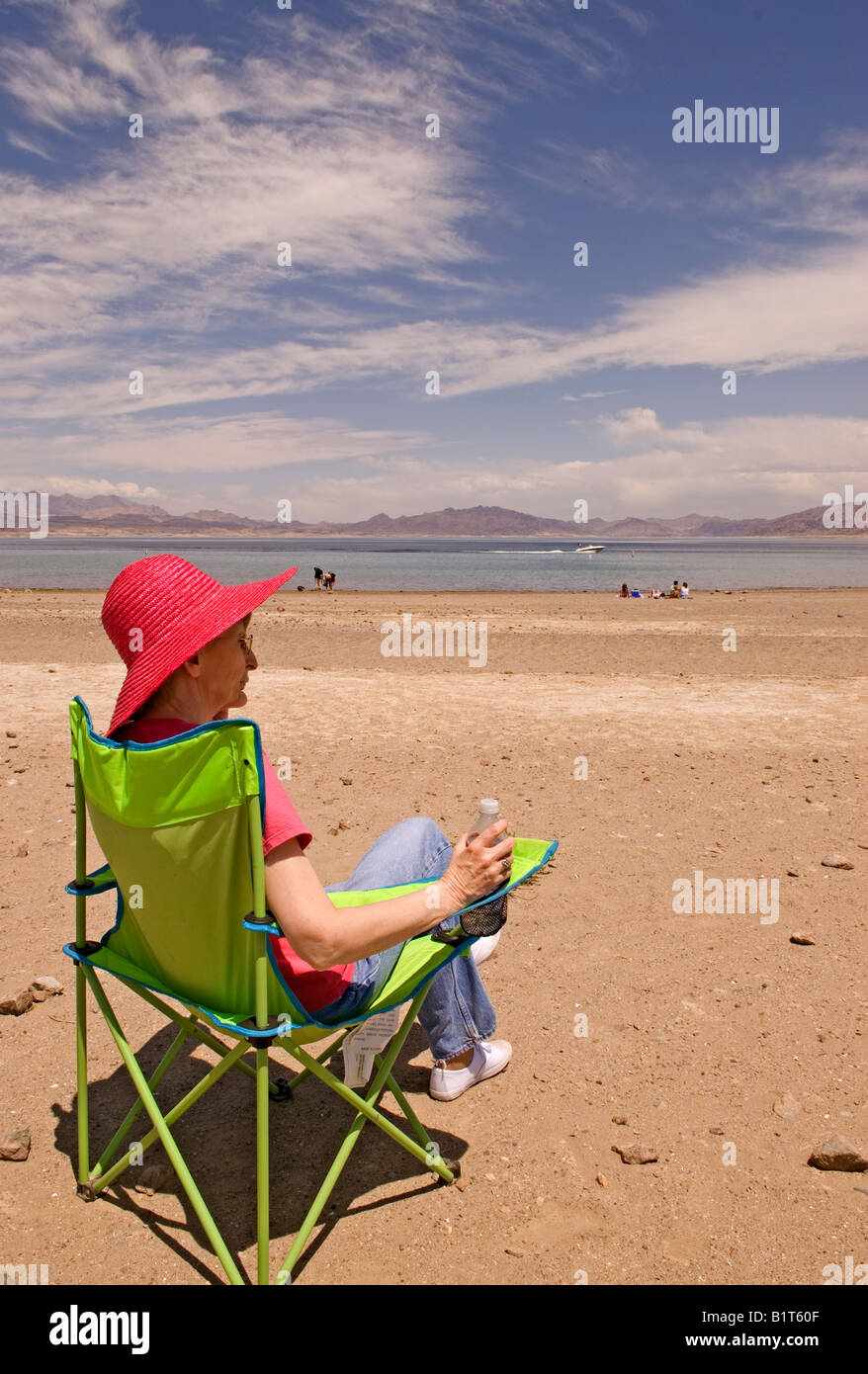 La donna caucasica da 55 a 60 in sedia a Lake Mead National Recreation Area Nevada USA Foto Stock