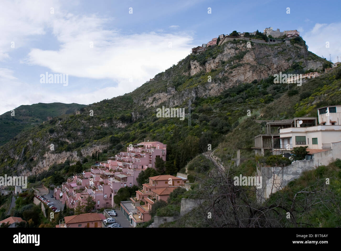 Ampio paesaggio collinare nei pressi di Taormina, Sicilia, Italia Foto Stock