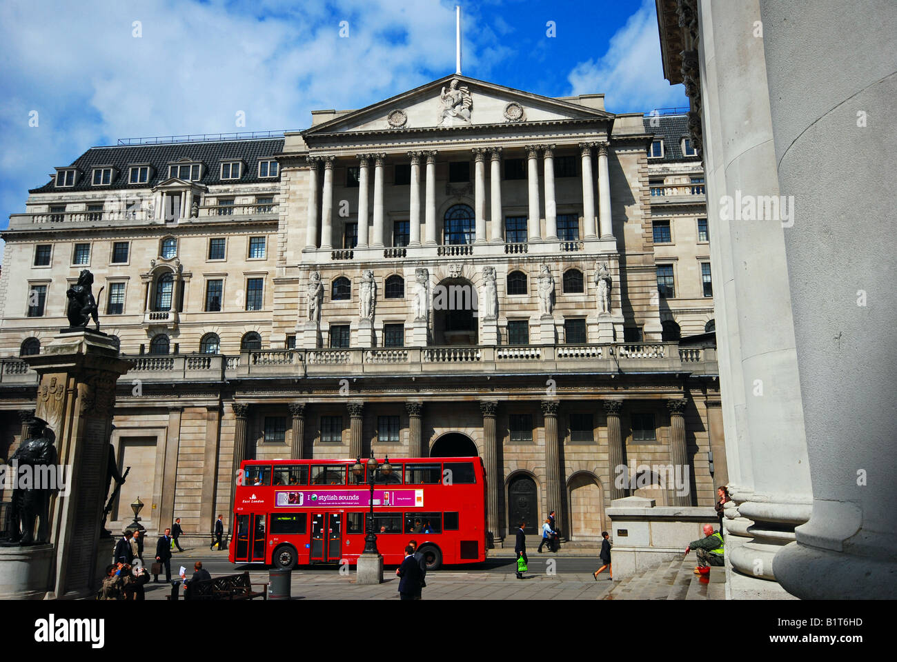 Bank of England, Londra sotto i cieli blu a colori Foto Stock