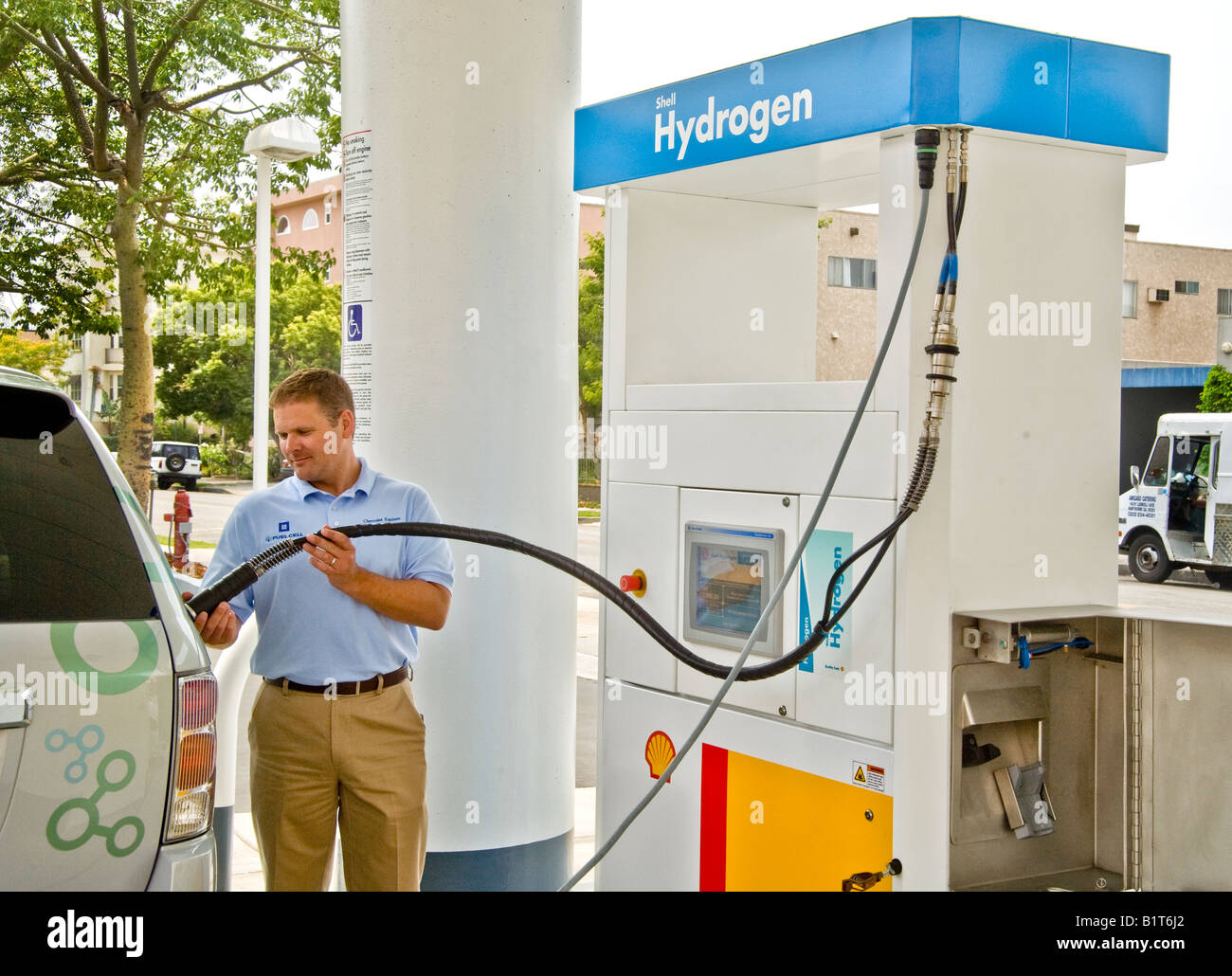 Driver a una pompa di idrogeno a Los Angeles la stazione di gas si prepara a riempire il serbatoio di carburante di un futuristico zero emission Chevrolet Foto Stock