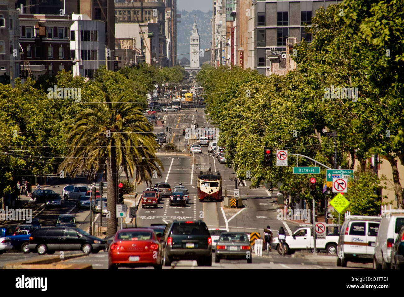 Carrelli con mix di traffico regolare su Market Street di San Francisco nota il Ferry Building in background Foto Stock
