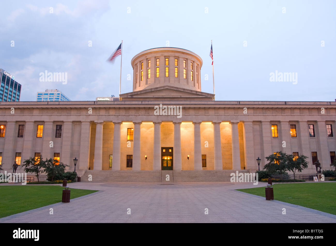 Ohio Statehouse a Dusk Columbus // COLUMBUS, Ohio - l'Ohio Statehouse, noto anche come Ohio State Capitol Building, si erge illuminato al crepuscolo in Capitol Square. La struttura del Revival greco, costruita tra il 1839 e il 1861, funge da sede del Parlamento dello stato dell'Ohio. La facciata occidentale dell'edificio storico presenta colonne classiche e una caratteristica torretta conica invece della tradizionale cupola che si trova su molti altri capitelli di stato. Foto Stock
