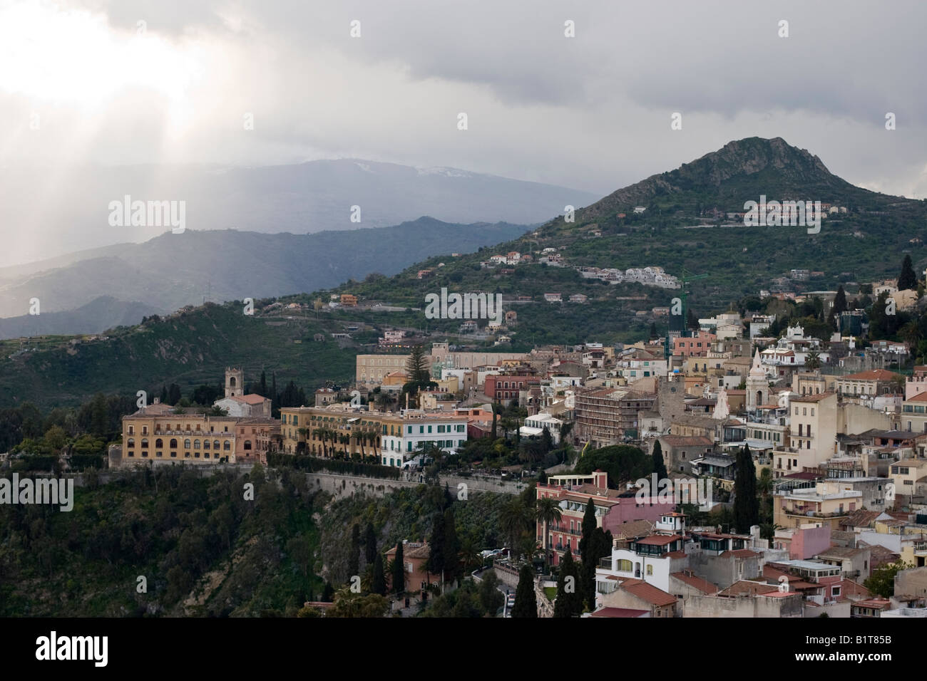 Ampio paesaggio collinare nei pressi di Taormina Sicilia Foto Stock