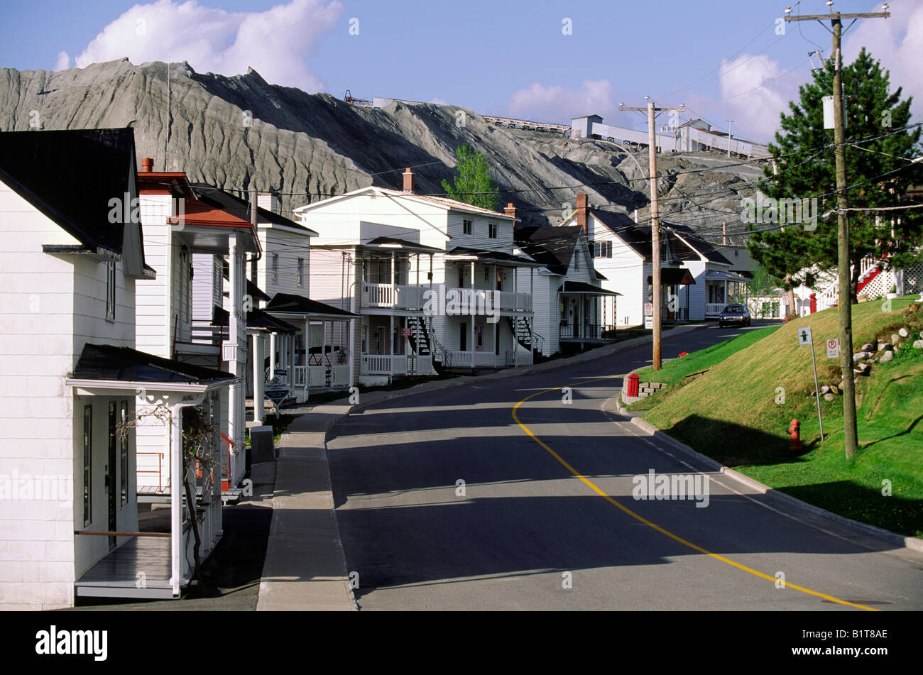 Recupero miniera di salire al di sopra di una strada residenziale a Thetford Mines, Québec Foto Stock