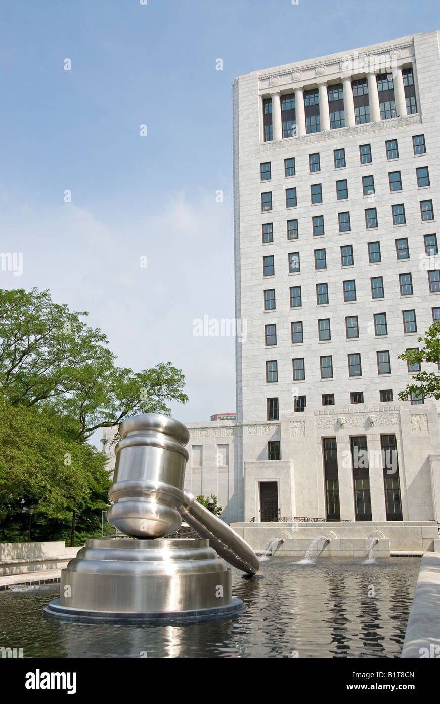 COLUMBUS, Ohio, Stati Uniti: L'edificio del tribunale di Columbus con una grande scultura di martelletto in primo piano, situata in una fontana. Questa straordinaria opera d'arte in acciaio inossidabile simboleggia la giustizia ed è situata presso l'Ohio Judicial Center, sede della Corte Suprema dell'Ohio. Foto Stock